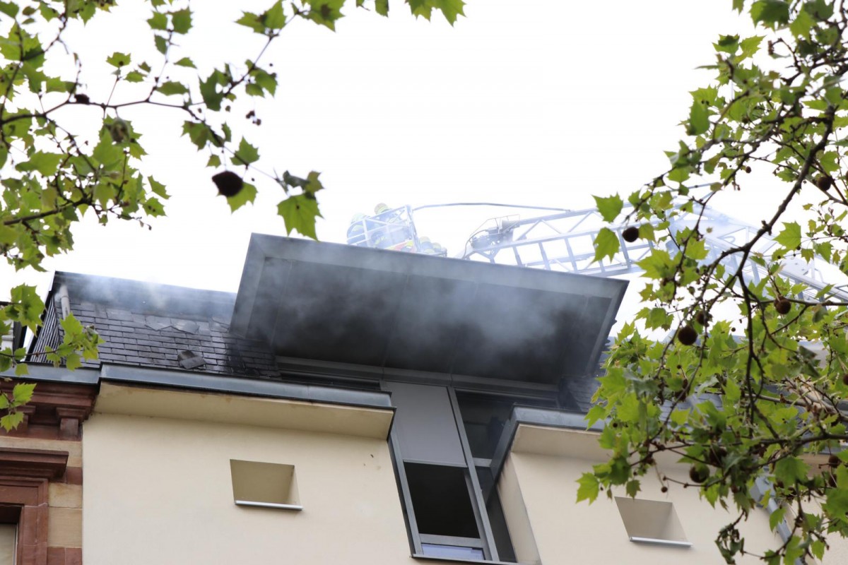 Feu de bâtiment mitoyen en cours Place Guillaume II à Luxembourg-ville_1…