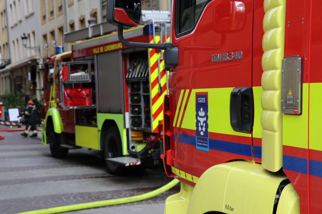 Feu de bâtiment mitoyen en cours Place Guillaume II à Luxembourg-ville_4…