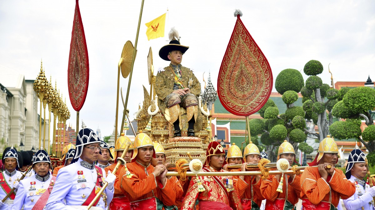 Der König lächelt nicht: Thai-Monarch Rama X. wird pompös gekrönt