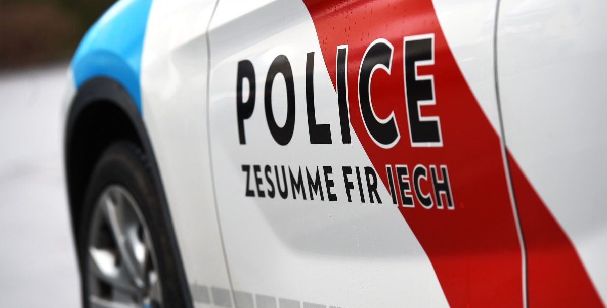 Mann verliert Kontrolle über Auto und kollidiert mit einem Baum