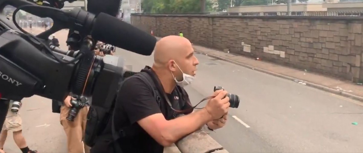 Luxemburger Fotograf fordert bei Protesten in Hongkong die Polizei heraus