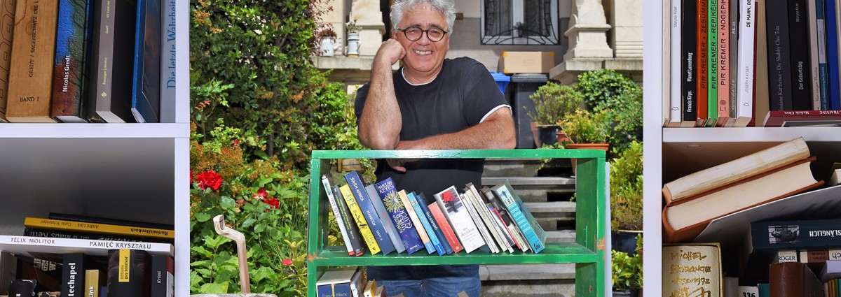 John Rossi, der Escher mit den Büchern vor der Haustür: „Lese immer ein paar gleichzeitig“
