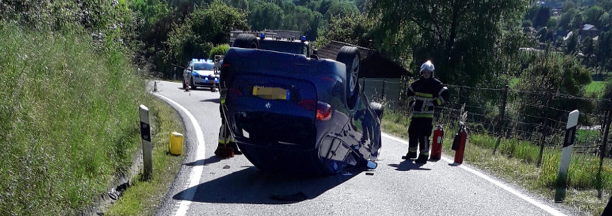 Fahrerin von Handy abgelenkt: SUV gerät auf die Gegenspur und überschlägt sich