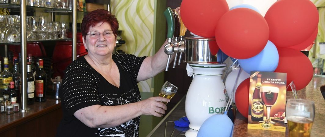 Rot-weiß-blaue Luftballons – Vicky Wagner leitet seit 43 Jahren die Brasserie Montpellier