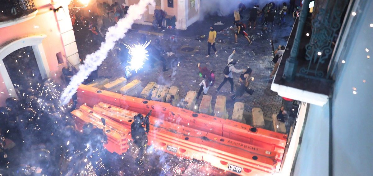 Bei Massenprotest gegen Puerto Ricos Gouverneur setzt Polizei Tränengas ein