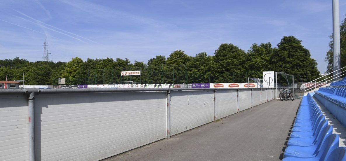 Neue Sitze im US-Esch-Stadion: Fußball mit Sichteinschränkung