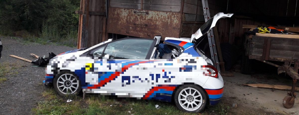 Rallye Luxembourg: Bremsen versagen bei Rennwagen, Auto kracht in Schuppen