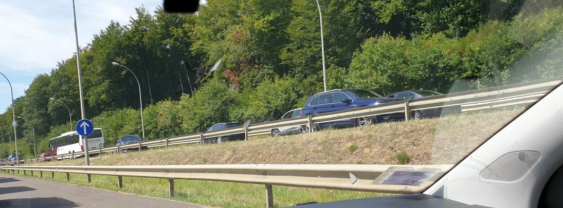 Leudelingen: Fahrer umgehen brennendes Auto mit Kehrtwende auf der Auffahrt