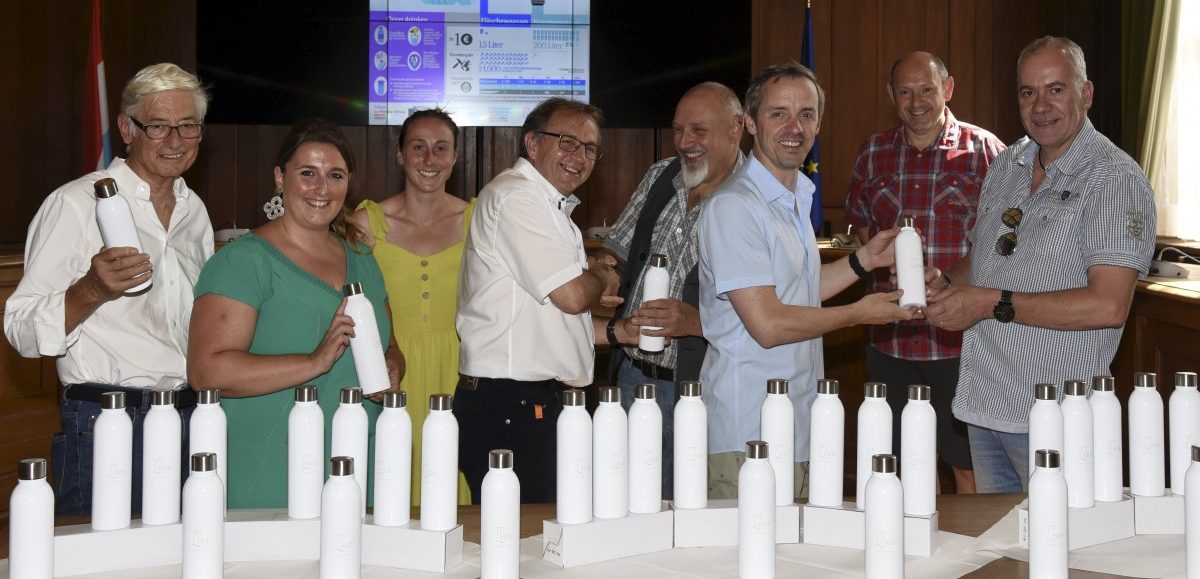 Weiß, praktisch, gut: Neue nachhaltige Trinkflaschen für die Mitarbeiter der Gemeinde