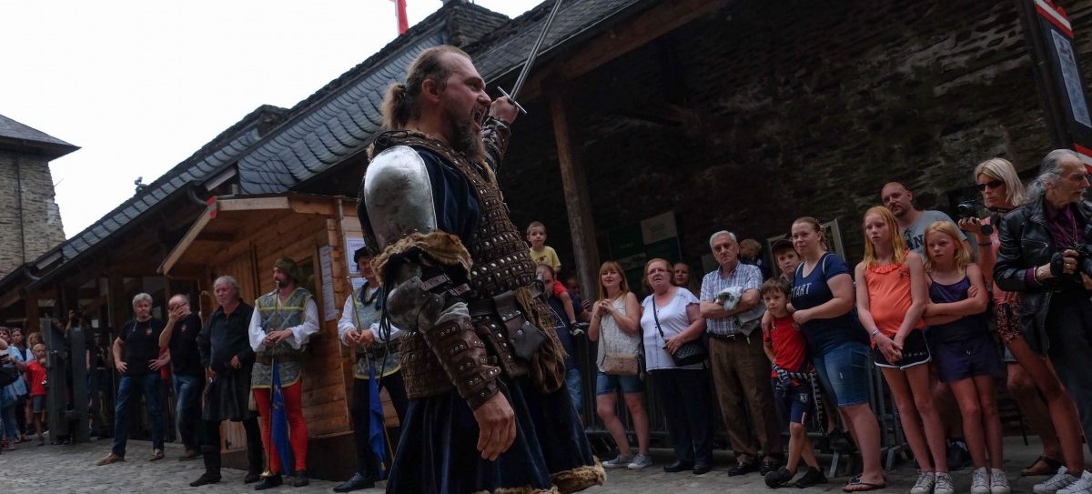 Greifvögel zum Greifen nahe: Das Viandener Mittelalterfest startet durch