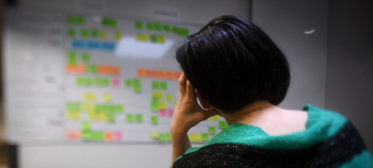 Wenn der Job zur Qual wird: Burn-out steigt um 37 Prozent im Dienstleistungs- und Finanzsektor