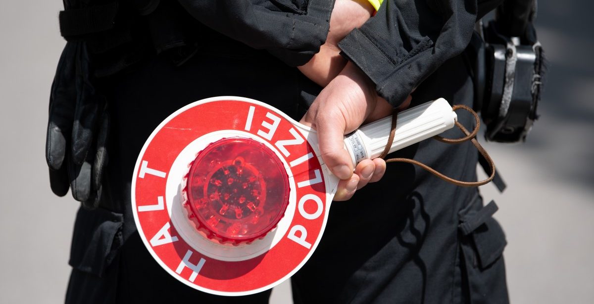 Statt 90 km/h mit über 140 km/h unterwegs: Polizei schnappt drei Raser auf der N15