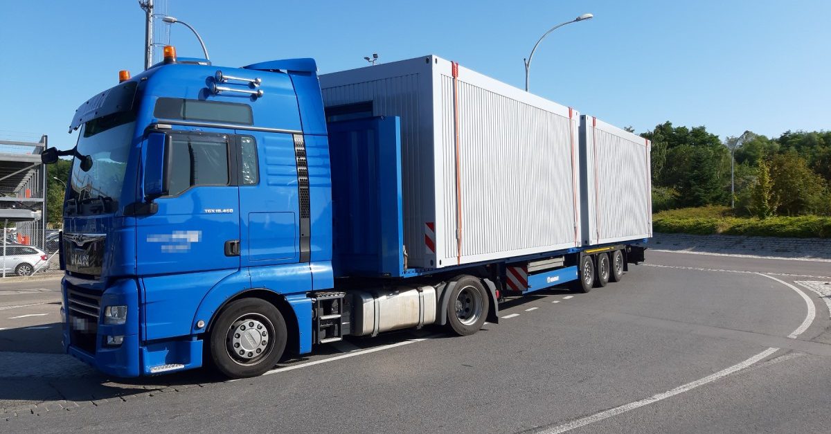 Polizei kontrolliert Lkw auf der Autobahn A1