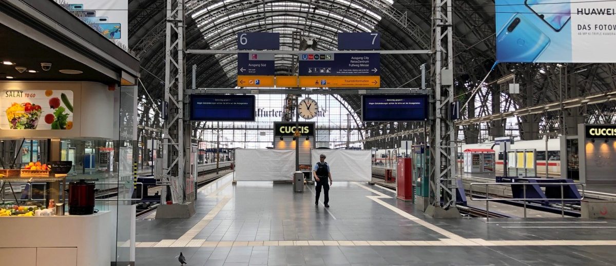 Mann stößt Achtjährigen und dessen Mutter vor Zug - Kind stirbt