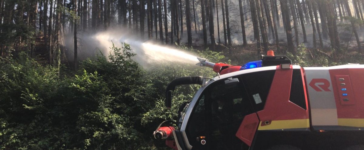 Feuerwehr bekämpft in glühender Hitze einen Feldbrand in Hamm
