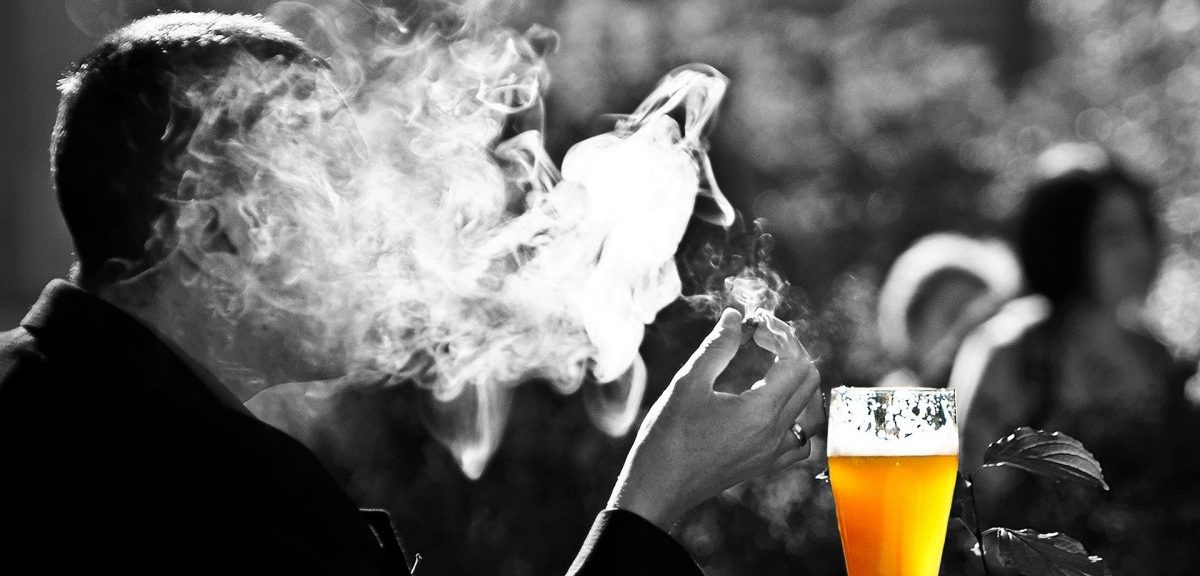 Regierung setzt auf Kampagne für respektvolles Miteinander statt Rauchverboten auf Terrassen