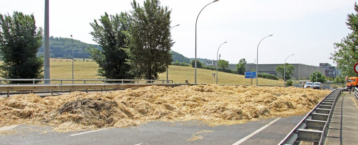 Heuballen entzünden sich während der Fahrt: Traktor und Anhänger verbrennen auf Autobahnbrücke