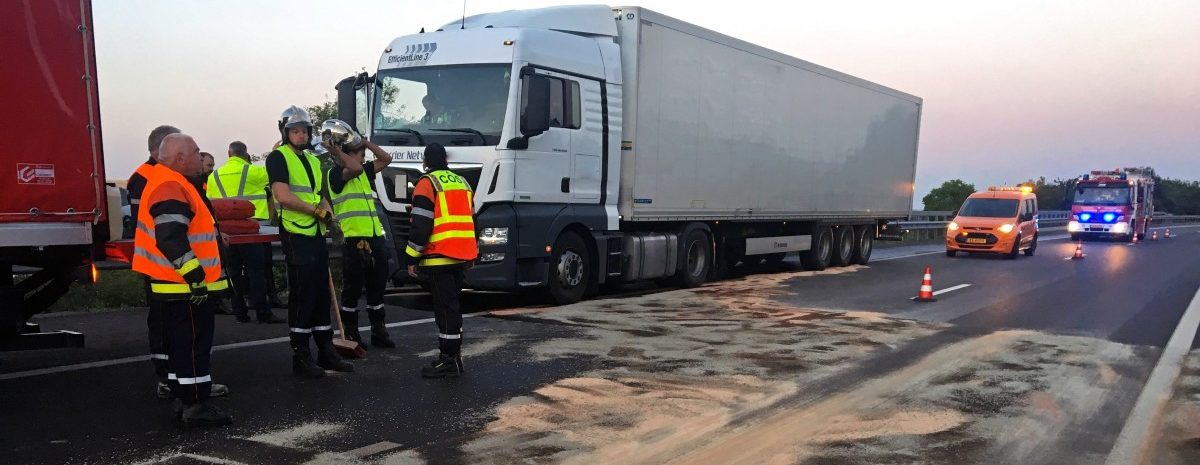 500 Liter Diesel strömen nach Unfall auf die Fahrbahn der Autobahn A1