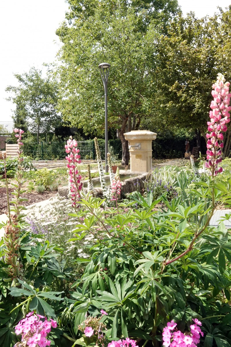 2190803 Peppingen Klostergarten Brunnen François Besch