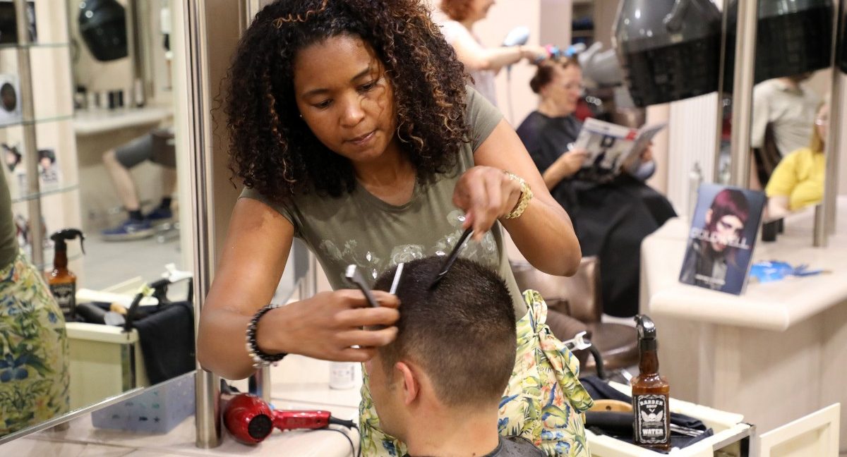 Haare schneiden im Untergrund: Friseursalon „Figaro Coiffure“ seit 72 Jahren in einem Keller