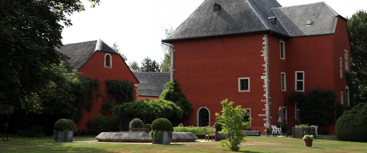 Die Wasserburg von Ell ist ein Juwel hinter rostroter Fassade