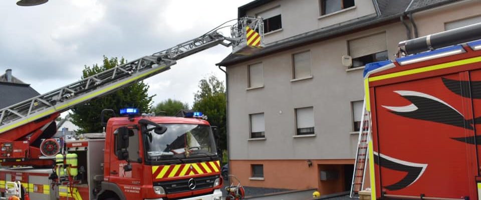 Tetingen: Feuerwehr muss fünf Menschen über Leitern retten