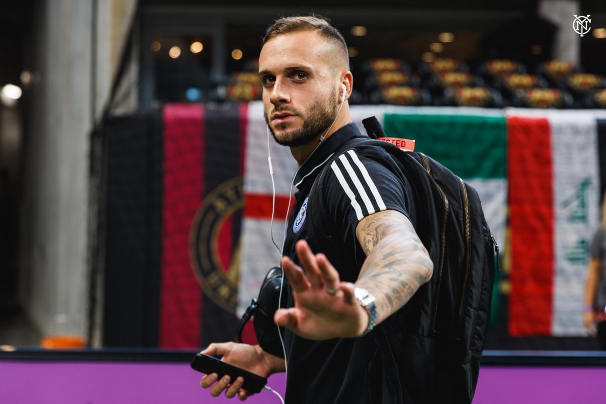 Zu Besuch bei Fußballnationalspieler Maxime Chanot: Titel, Trophäen und DMX in der Dusche