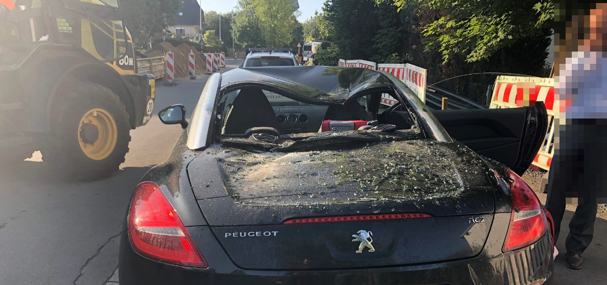 Kleinkind wird bei Unfall durch Eisenplatten verletzt