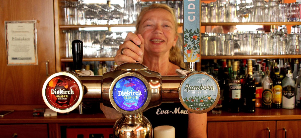 Im „Café Queens“ serviert Eva-Maria coole Drinks am Zusammenfluss von Mosel und Sauer