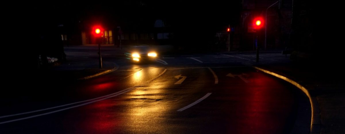 Fahrer fährt durch Rot - vor den Augen der Polizei