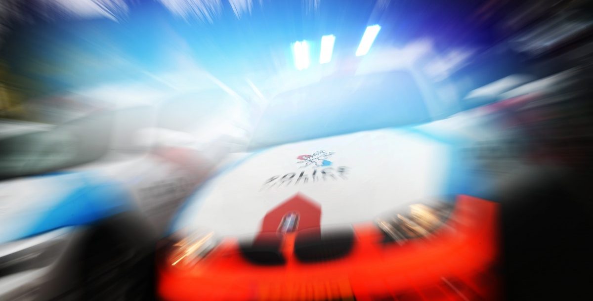 Motorradfahrer prallt in einparkendes Auto und verletzt sich schwer