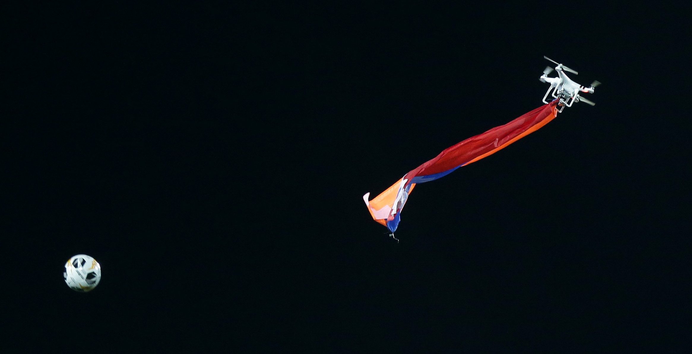 Drohne mit armenischer Fahne über dem Stade Josy Barthel: Spiel des F91 gegen Qarabag zwischenzeitlich unterbrochen