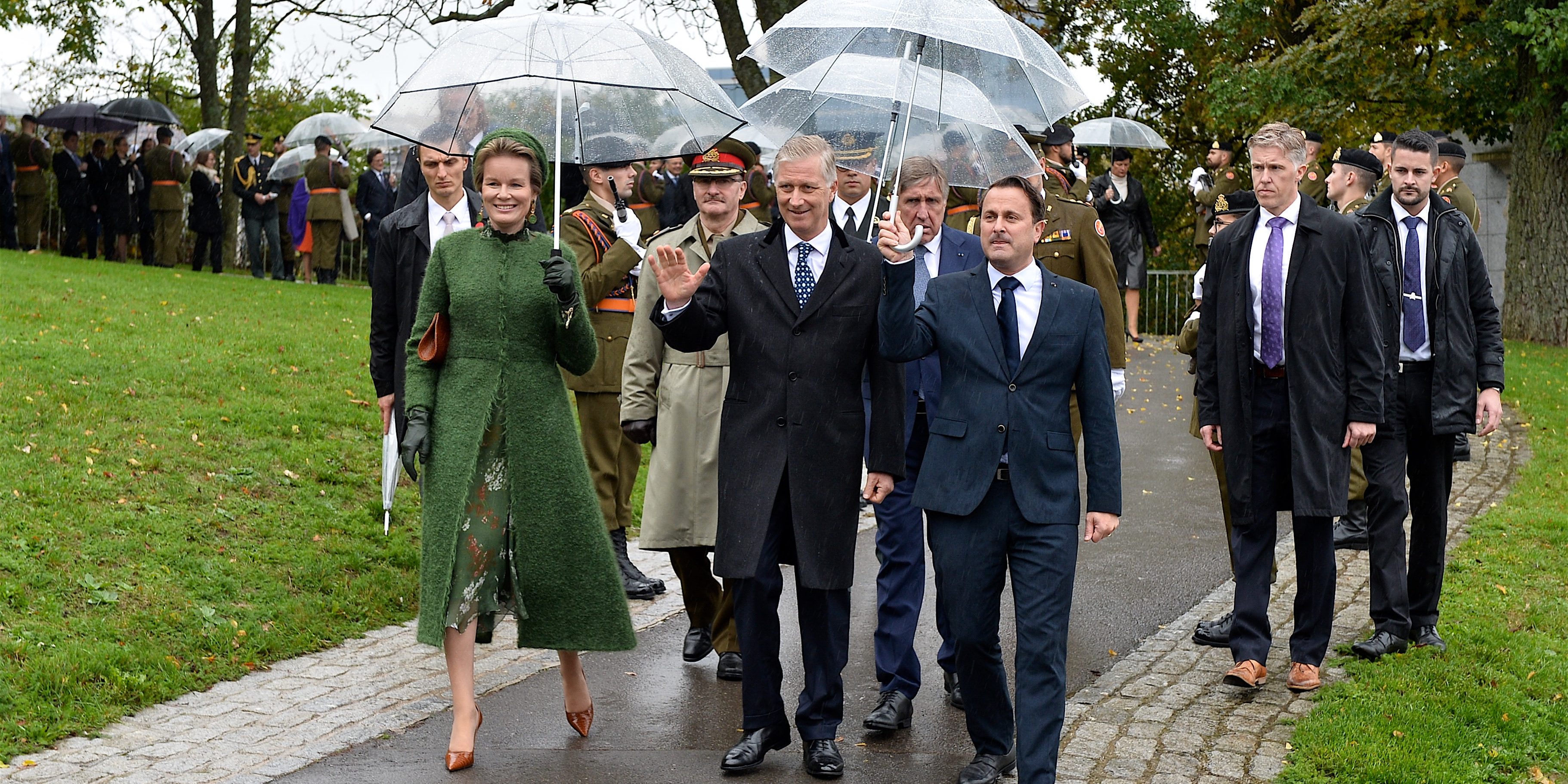 Belgische Staatsvisite in Luxemburg: Warten im strömenden Regen auf den hohen Besuch