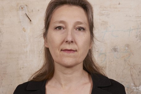 La chanson de Marie Darrieussecq: „La mer à l’envers“ dresse le portrait d'une anti-héroïne bourgeoise et d'un migrant africain