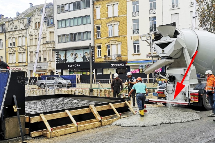 Hoppla! Arbeiter verteilen Beton mitten auf der Escher rue de la Libération