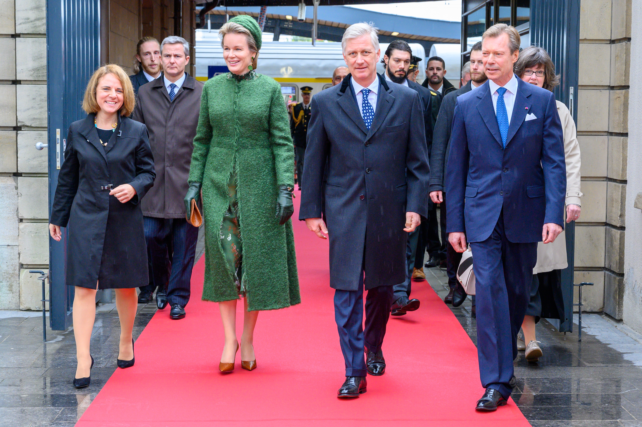 Gare de Luxembourg – Verrière – Accueil officieux de LL.MM. le roi et la reine des Belges par le couple grand-ducal héritier et la ministre Corinne Cahen – Haie d’honneur de l’armée