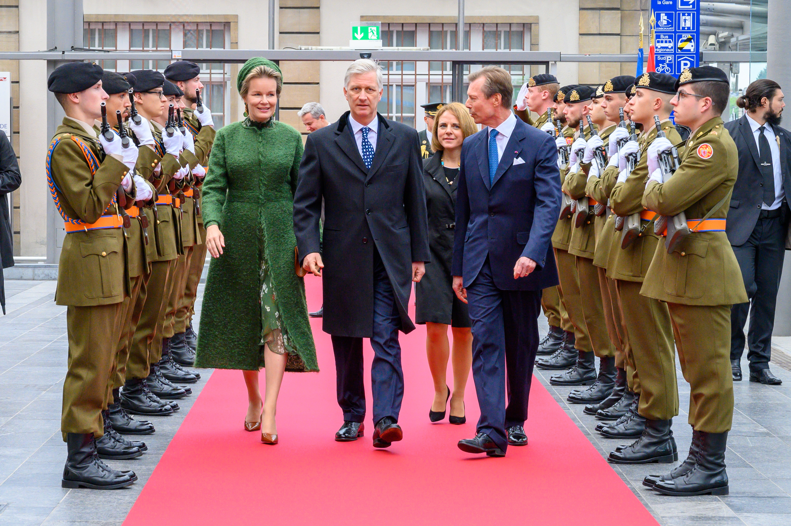 Gare de Luxembourg – Verrière – Accueil officieux de LL.MM. le roi et la reine des Belges par le couple grand-ducal héritier et la ministre Corinne Cahen – Haie d’honneur de l’armée