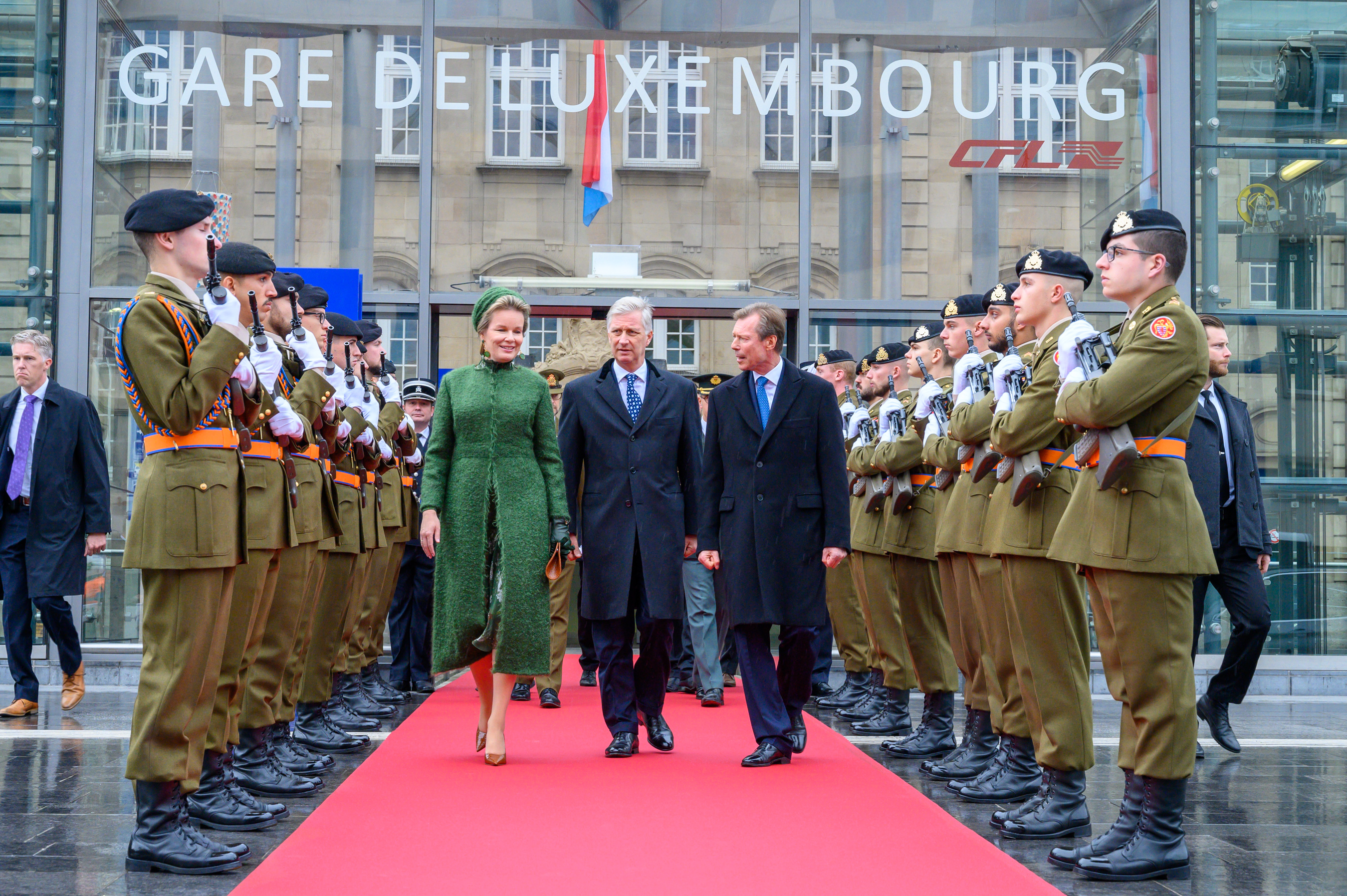 Gare de Luxembourg – Verrière – Accueil officieux de LL.MM. le roi et la reine des Belges par le couple grand-ducal héritier et la ministre Corinne Cahen – Haie d’honneur de l’armée