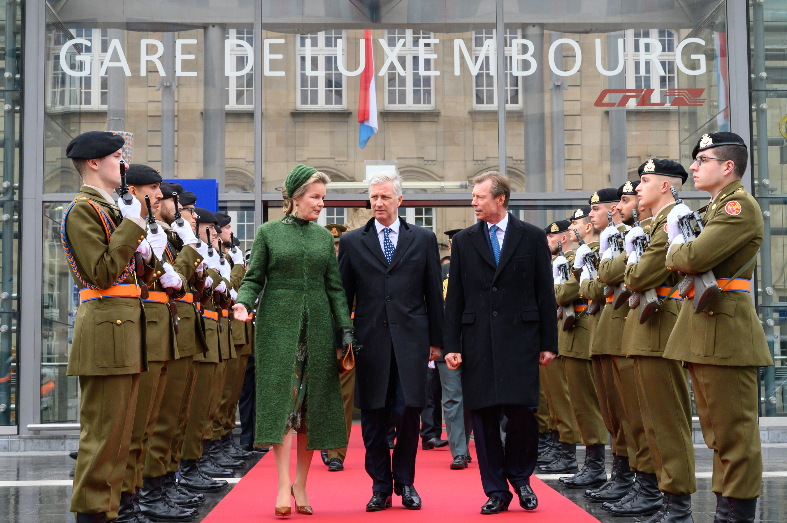 Gare de Luxembourg – Verrière – Accueil officieux de LL.MM. le roi et la reine des Belges par le couple grand-ducal héritier et la ministre Corinne Cahen – Haie d’honneur de l’armée