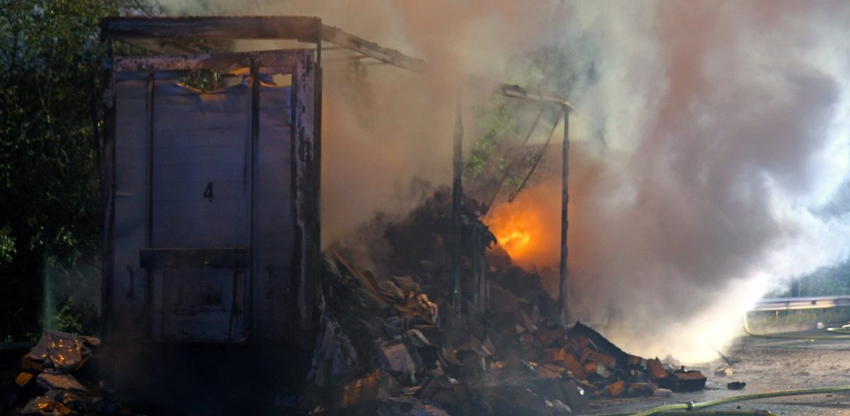 Vollsperrung der A1 am Montag: Sattelauflieger brannte komplett aus