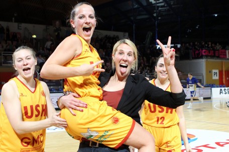 Plötzlich Herrentrainerin / Julie Kremer betreute die Heffinger Männermannschaft am Wochenende