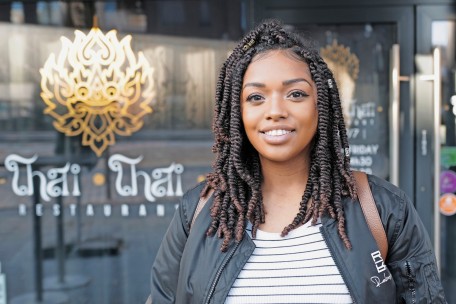 A&rsquo;se Dunbar ist 33 Jahre alt und mit ihrem zweiten Kind schwanger. Wenn sie Menschen erz&auml;hlt, dass sie die Besitzerin des Restaurants war, glauben sie ihr h&auml;ufig nicht, weil sie nicht Thai, eine Frau und jung ist.