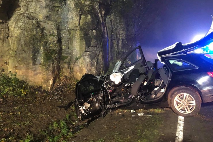 Polizei  / Autofahrerin rast in Felsen und bleibt eingeklemmt – Nur eine Frau leistet Hilfe