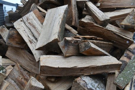 Viele Händler, wie „Brennholz vum Wollef“, liefern ofenfertiges Holz bis nach Hause