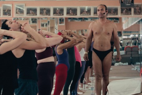 Mit einer Mischung aus Zuckerbrot und Peitsche bringt der Guru mit Rolex und Badehose seinen Schülern die Bikram-Methode bei