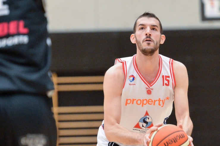 Basketball / Thierry Abdiu nutzt seine Chance: Mit dem Racing auf dem Weg in die Titelgruppe