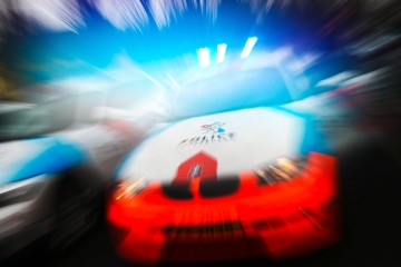 Verfolgungsjagd / Betrunkener Fahrer liefert sich internationale Verfolgungsjagd mit der Polizei, rammt Polizeiauto