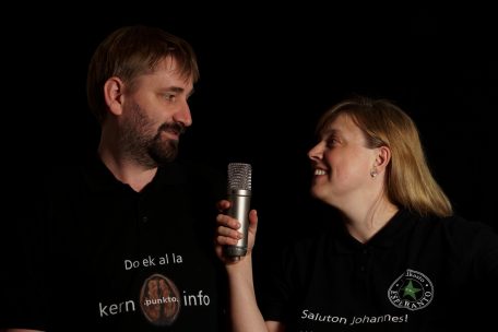 Johannes und Eva moderieren den Esperanto-Podcast Kern.Punkto