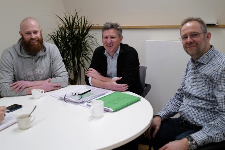 Die Ausstellung ist eine Zusammenarbeit zwischen dem Künstler Jacques Schneider, dem City Manager Claude Leners sowie dem lokalen Geschäftsverband, der hier von Präsident Alain Clement vertreten wird (v.l.n.r.)