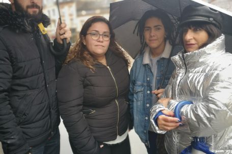 Familie Dos Santos (beide links) wei&szlig; nicht, wie sie sich die Miete einer neuen Wohnung leisten soll